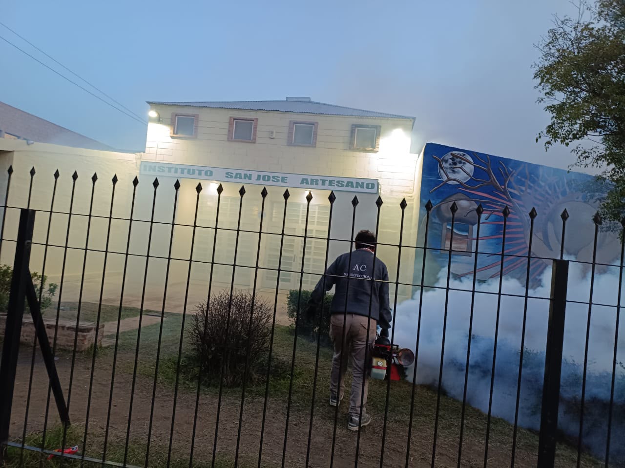 Fumigación con termo-niebla de AC Desinfecciones en un instituto de Córdoba